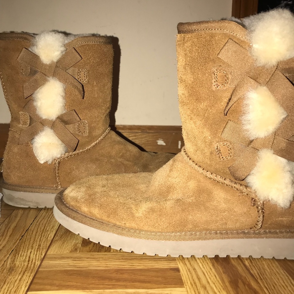 Kookaburra boots with 3 bows.